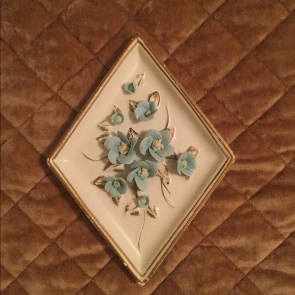 Lefton Vintage Ceramic Floral Wall Hangings Set of Two - Picture 9 of 10